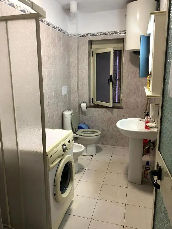 Royal 2 Hostel Opposite Nalu Bar Тирана