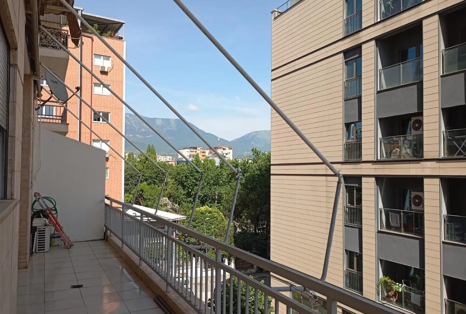 Royal 2 Hostel Opposite Nalu Bar Тирана