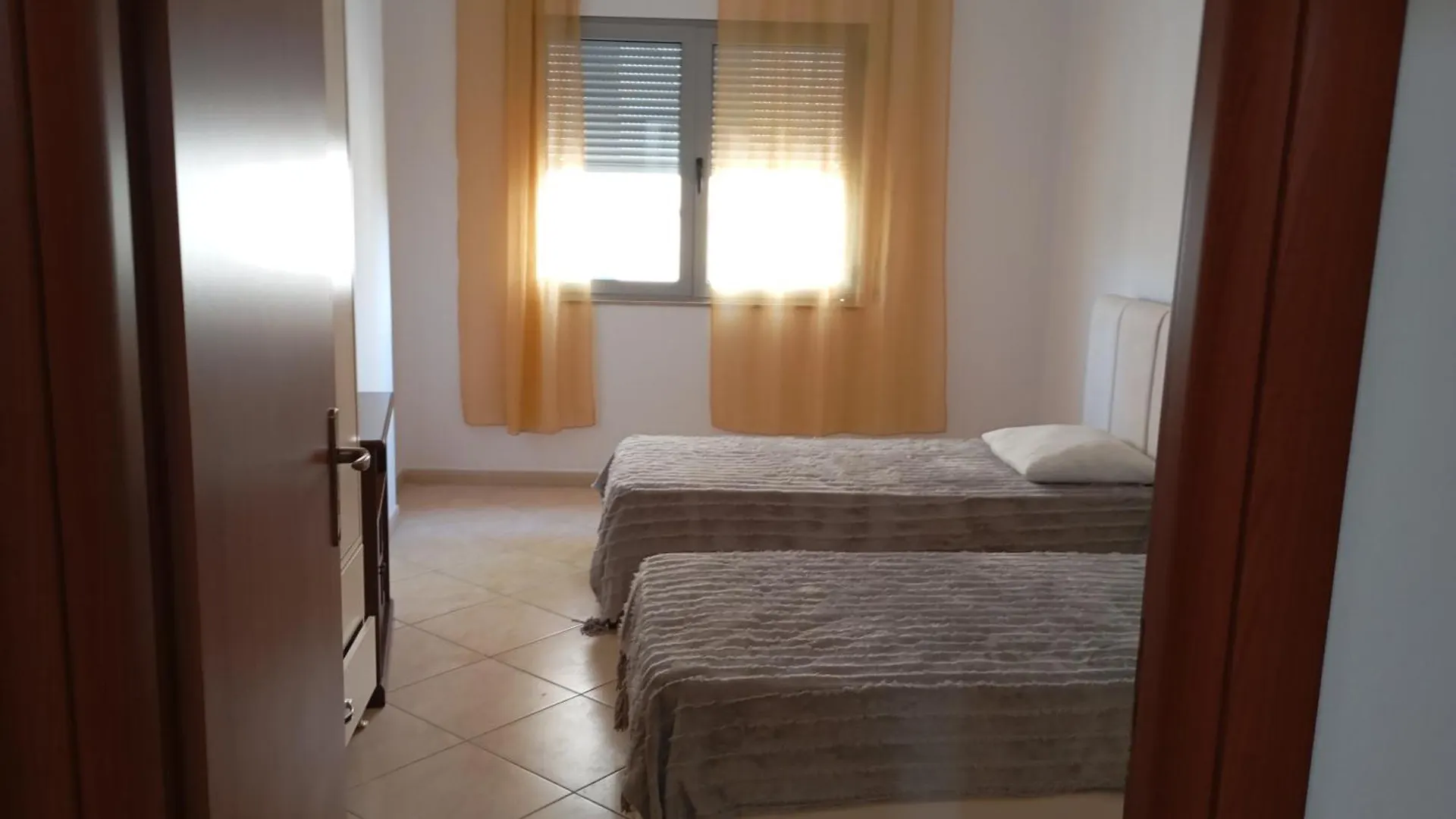 Royal 2 Hostel Opposite Nalu Bar Тирана