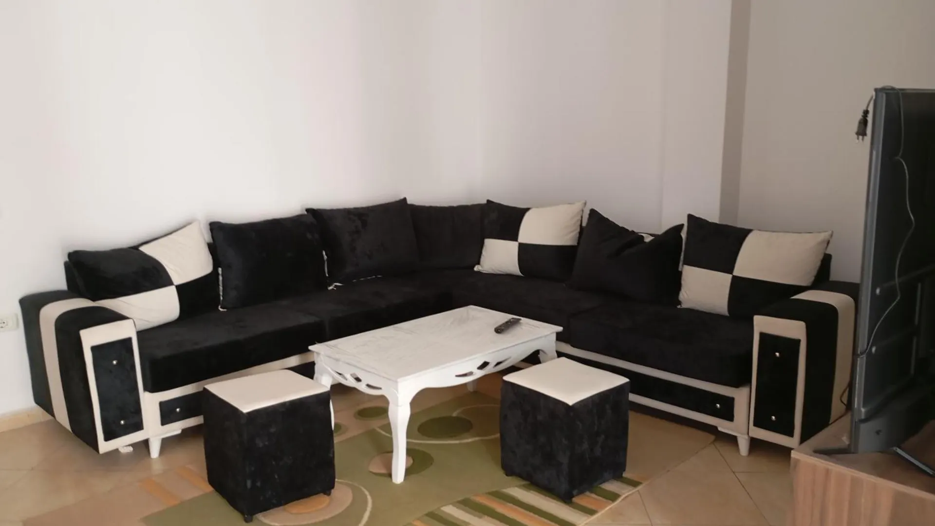 Royal 2 Hostel Opposite Nalu Bar Тирана 0*,  Албания